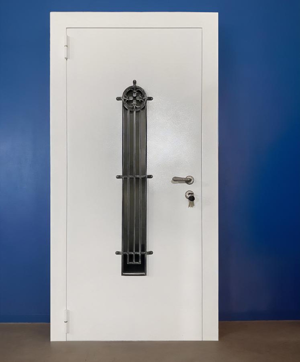 Дверь белого цвета