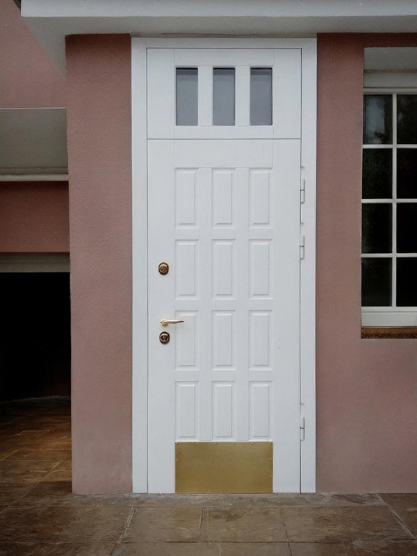 Белая дверь с отбойником