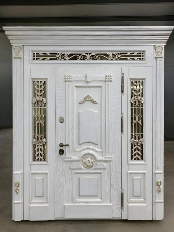 Белая парадная дверь