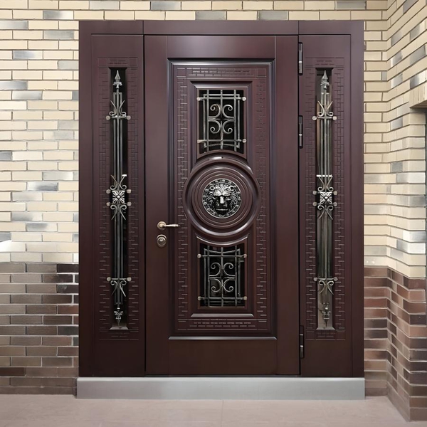 Парадная дверь со львом (фото с объекта)