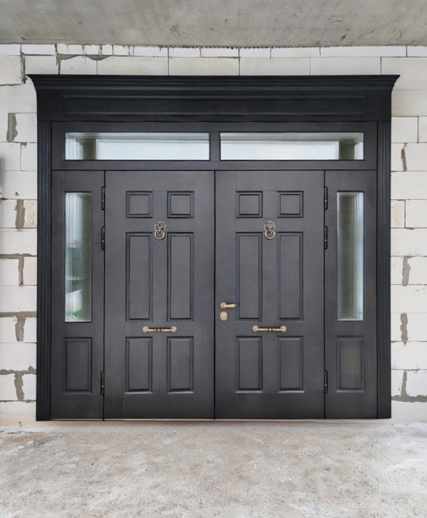 Парадная двупольная дверь с кнокерами