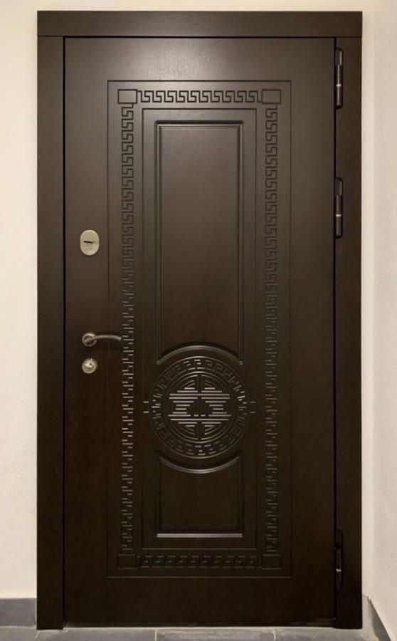 Квартирная дверь с фрезеровкой