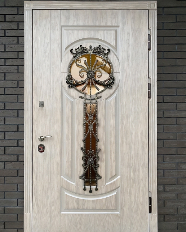 Теплая дверь с ковкой