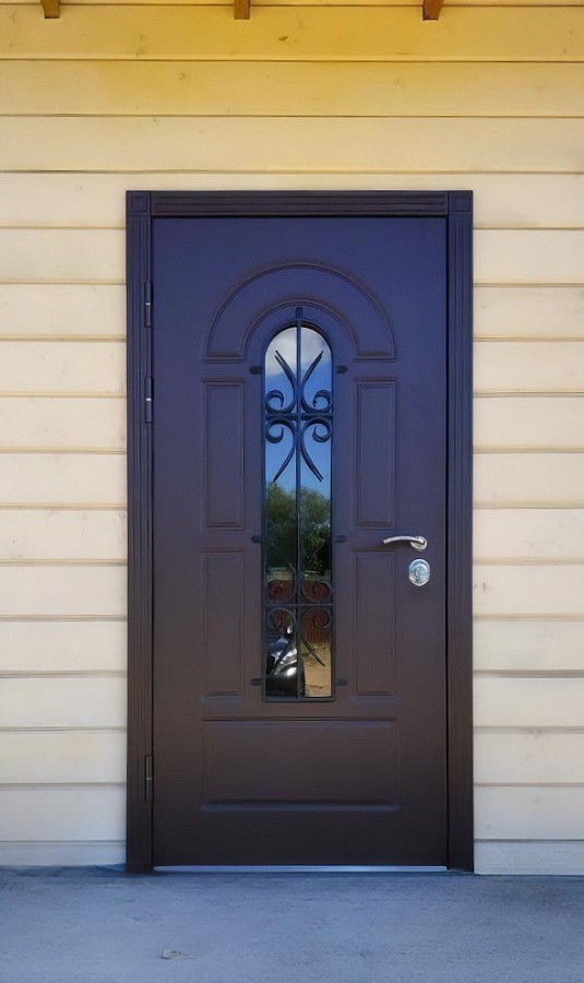 Входная дверь с решеткой