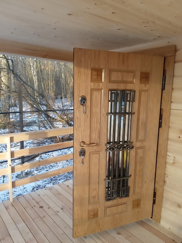 Утепленная дверь с ковкой