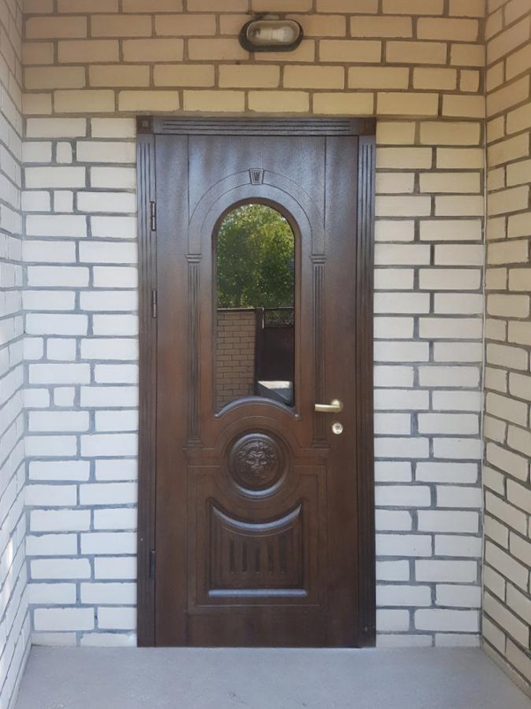 Уличная дверь со стеклом