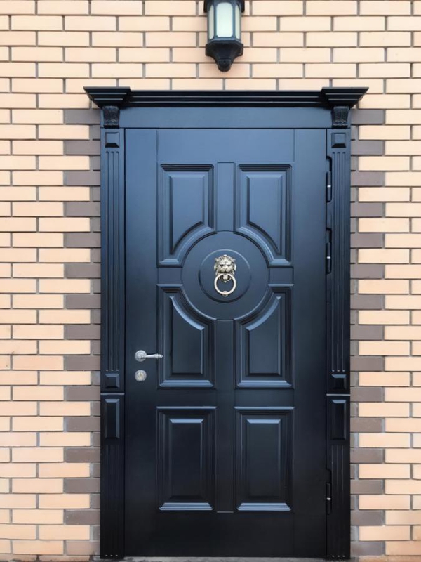 С капителями и кнокером