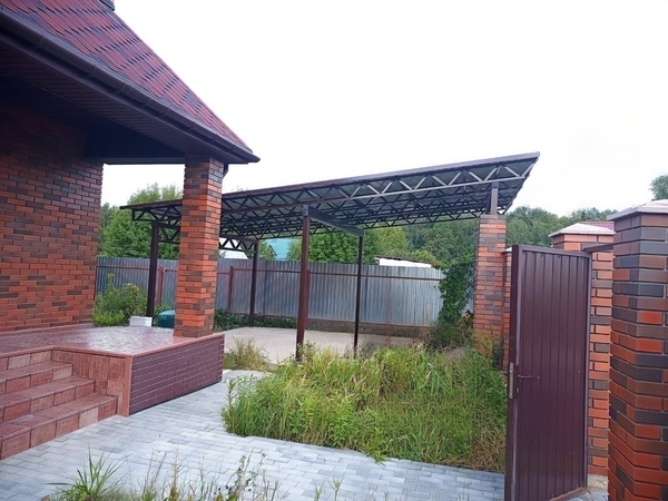 Автонавес для двора загородного дома, кровля - профлист