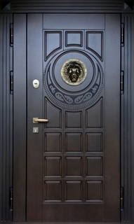 Полуторастворчатая входная термодверь с чеканкой «голова льва» (темные панели МДФ шпон) Полуторастворчатая входная термодверь с чеканкой «голова льва» (темные панели МДФ шпон)